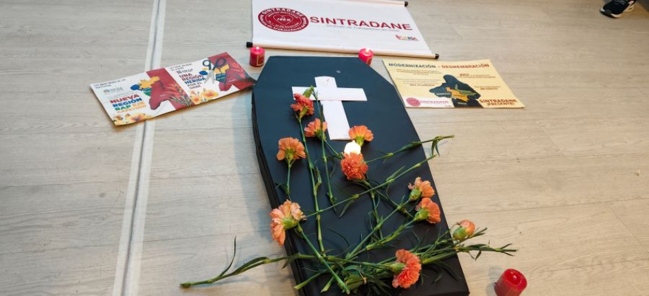 El Sindicato de Trabajadores del DANE elaboró un tumba para recrear la desaparición Dirección Territorial Centro Occidente.