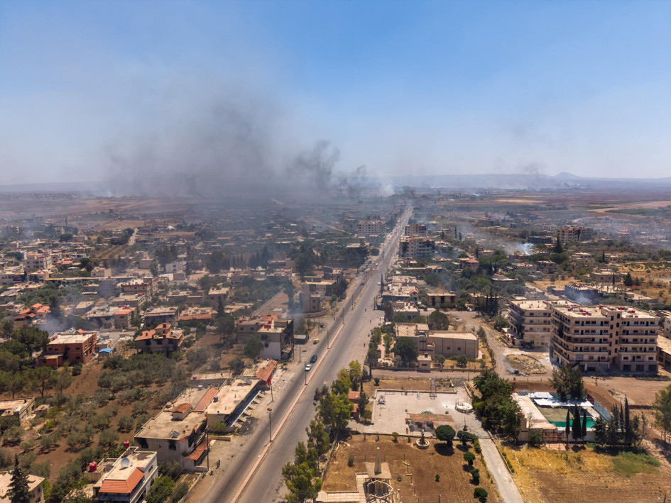 na imagen aérea tomada por un dron muestra humo elevándose desde la ciudad de Al Mazraa como resultado de las casas en llamas tras los enfrentamientos entre tribus beduinas y facciones drusas locales, en la zona rural de Suwayda, en el sur de Siria, este 18 de julio del 2025.