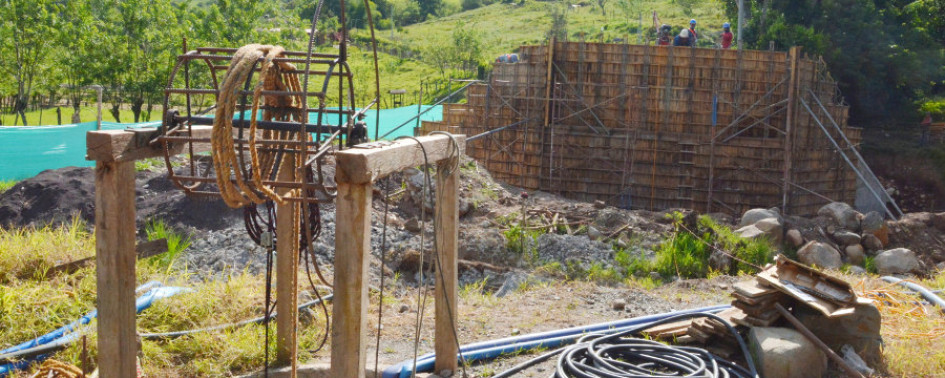 Así se va la construcción del puente que pasa por encima de la quebrada Rodas que colapsó en la ola invernal del 2022. 