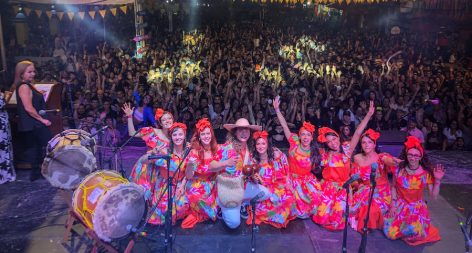 Juan Manuel Ocampo en medio de las integrantes del grupo Tambor Hembra durante una presentación.