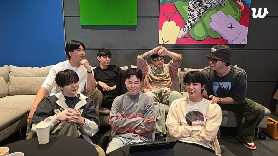 BTS durante una emisión en directo este martes a través de la plataforma Weverse.