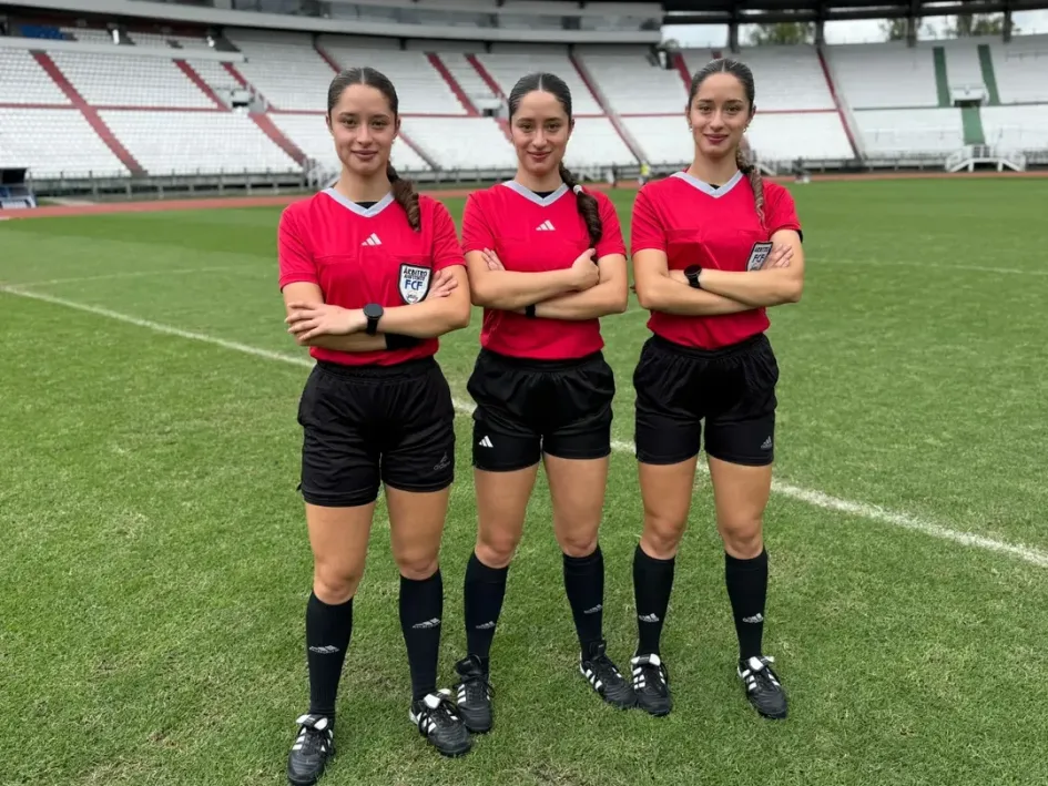 Las trillizas Vásquez, árbitras de Caldas, en una fotografía en el estadio Palogrande durante la grabación de Los Informantes, de Caracol Televisión.
