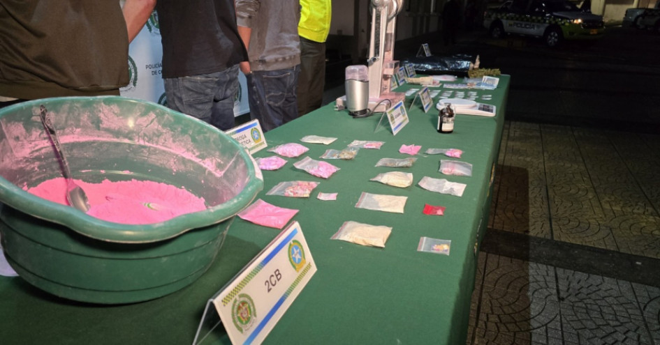 Mesa con tusi incautado por la Policía.