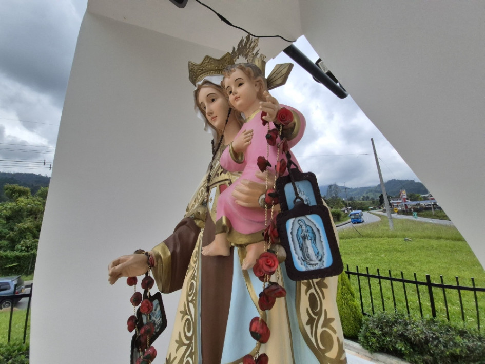 Esta imagen de la Virgen del Carmen está ubicada en la nueva glorieta de la recta de Maltería (Manizales), al frente de la Industria Licorera de Caldas.