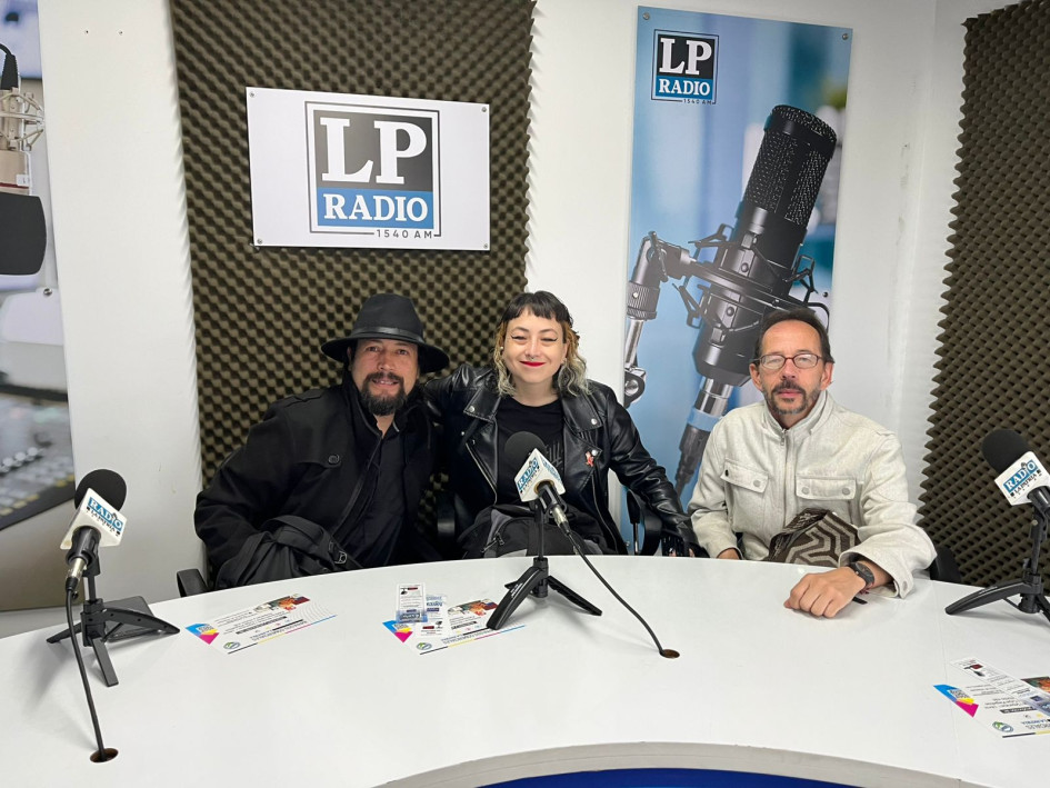 William Leonardo Garzón, Valeria Zarama y Carlos Mario Uribe Álvarez del Festival de Poesía de Manizales.