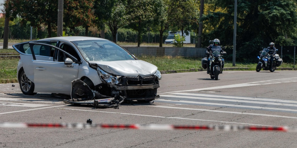 El lugar del accidente, en la vía Saponaro de Milán, donde se encontró el carro en el que atropellaron a la mujer.