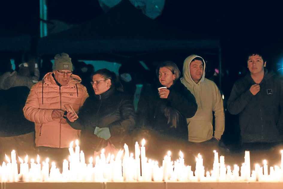 El sábado hubo una vigilia por los trabajadores atrapados en la mina El Teniente.