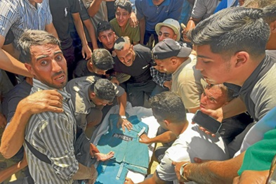 Cinco periodistas fueron asesinados ayer en el doble bombardeo israelí contra el Hospital Naser, en el sur de Gaza. Los palestinos piden que Israel deje de asesinar a quienes documentan el genocidio.