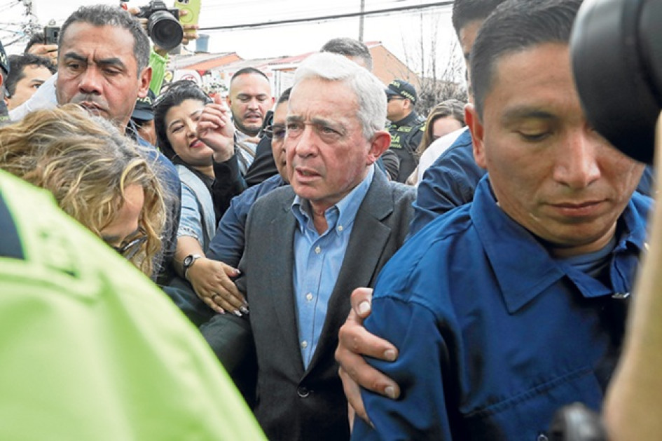 A pesar de la condena, Álvaro Uribe ha mantenido primero desde su casa campestre en la localidad de Rionegro, cercana a Medellín, y luego en libertad, una intensa actividad política relacionada con las elecciones legislativas y presidenciales de 2026, dando indicaciones a sus compañeros de partido.