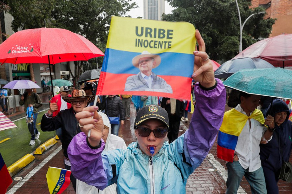 Una persona sostiene una bandera durante una manifestación en apoyo al expresidente Álvaro Uribe este jueves, en Bogotá (Colombia).