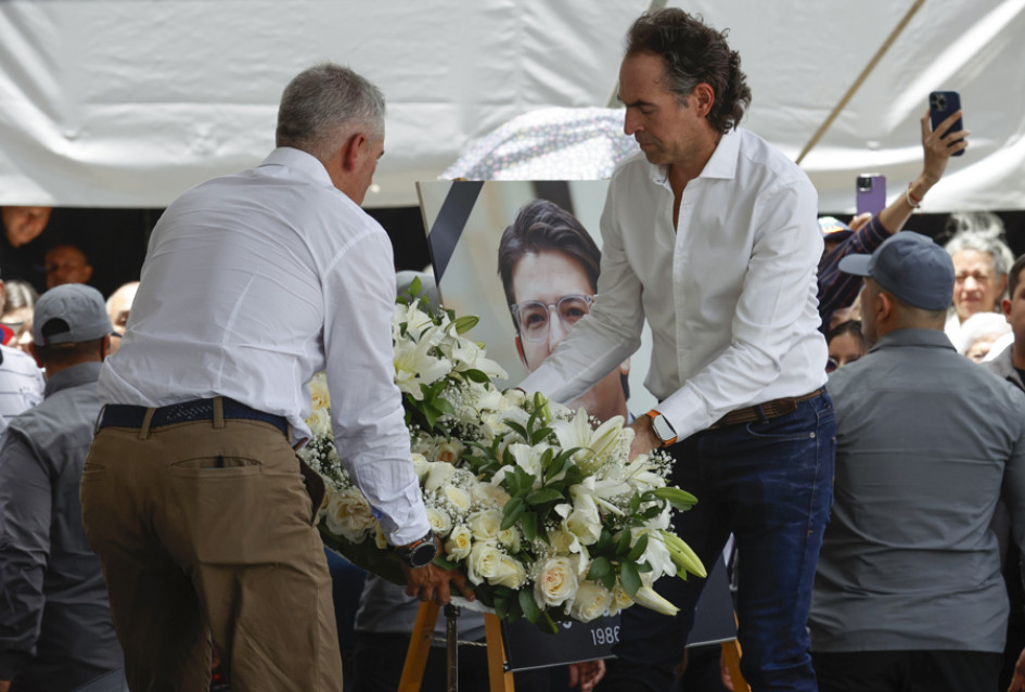 El alcalde de Medellín Federico Gutiérrez (d) y el gobernador de Antioquia Andrés Julián Rendón (c)