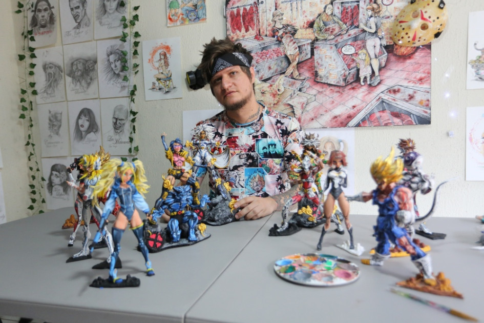 Foto | Luis Trejos | LA PATRIA Alex Rivera, artista plástico manizaleño, realiza desde hace sies años figuras anime, videojuegos y muñecos de acción a escala. Su arte lo hace por encargo para los aficionados que colecciones estas figuras. Están hechas de porcelanicron, arcilla polimérica y pintura.