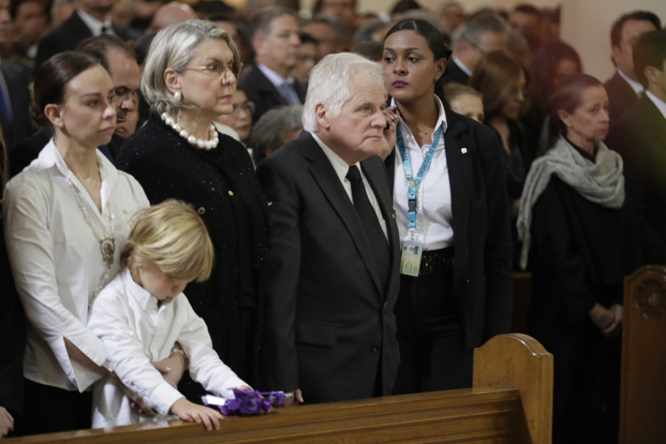 El padre del fallecido senador y precandidato presidencial Miguel Uribe Turbay, Miguel Uribe (c),