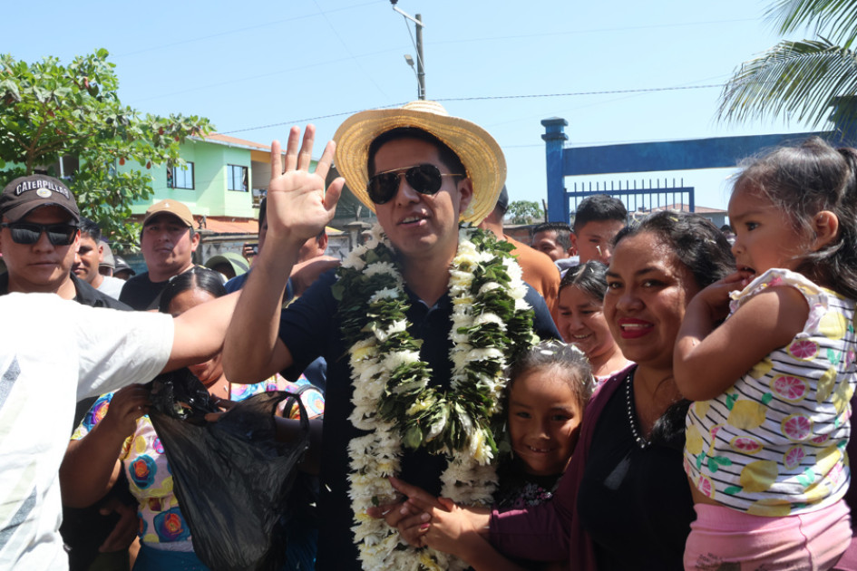 El candidato a la Presidencia de Bolivia Andrónico Rodríguez por Alianza Popular saluda luego de votar este domingo, en Entre Ríos (Bolivia)