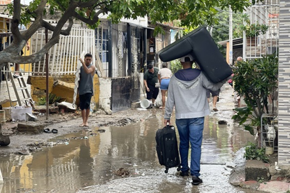 Santa Marta, ciudad portuaria que el pasado 29 de julio cumplió 500 años de haber sido fundada, frecuentemente sufre problemas de inundaciones debido a que carece de alcantarillado pluvial y hay una precaria canalización de las corrientes que bajan de la Sierra Nevada.