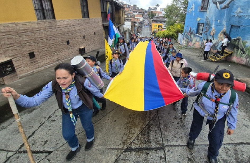 Fotos | Freddy Arango | LA PATRIA A lo largo del recorrido, se sumaron también los Boy Scouts, portando la bandera de Colombia con su lema al frente: "Siempre listos".