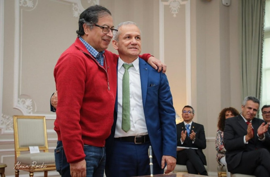 Carlos Ramón González, que al igual que Gustavo Petro militó en la guerrilla del M-19 y luego entró en la política como miembro del partido Alianza Verde, llegó al Gobierno en abril de 2023, cuando el mandatario lo nombró director del Dapre, departamento que tiene a su cargo el funcionamiento de la Presidencia.