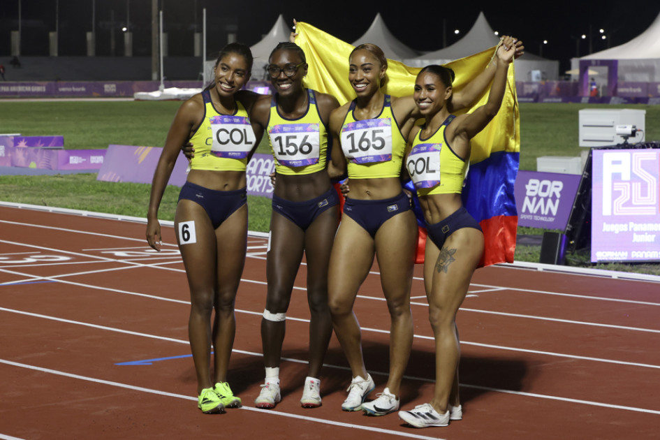 Atletas de Colombia celebran al ganar medalla de bronce en la categoría 4 x 100 metros relevo femenino, en los II Juegos Panamericanos Junior ASU 2025 este jueves, en Luque (Paraguay).
