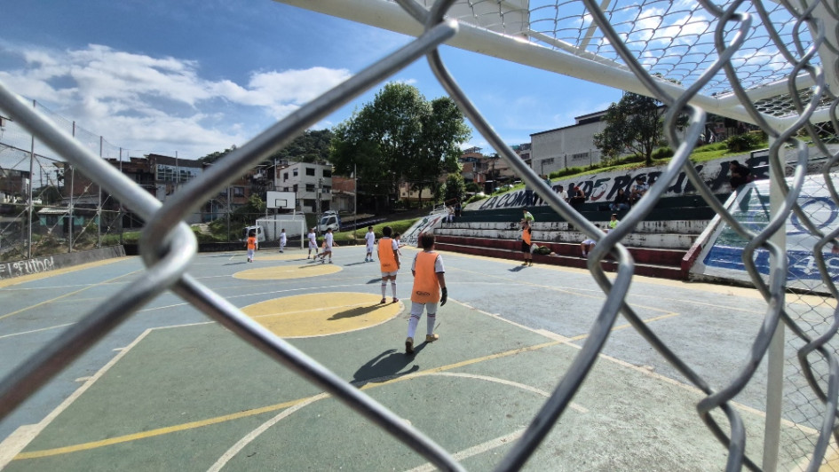 Así quedó la cancha del barrio Bosques del Norte, de Manizales, tras las obras de mantenimiento. Faltan los aros en los tableros de baloncesto.