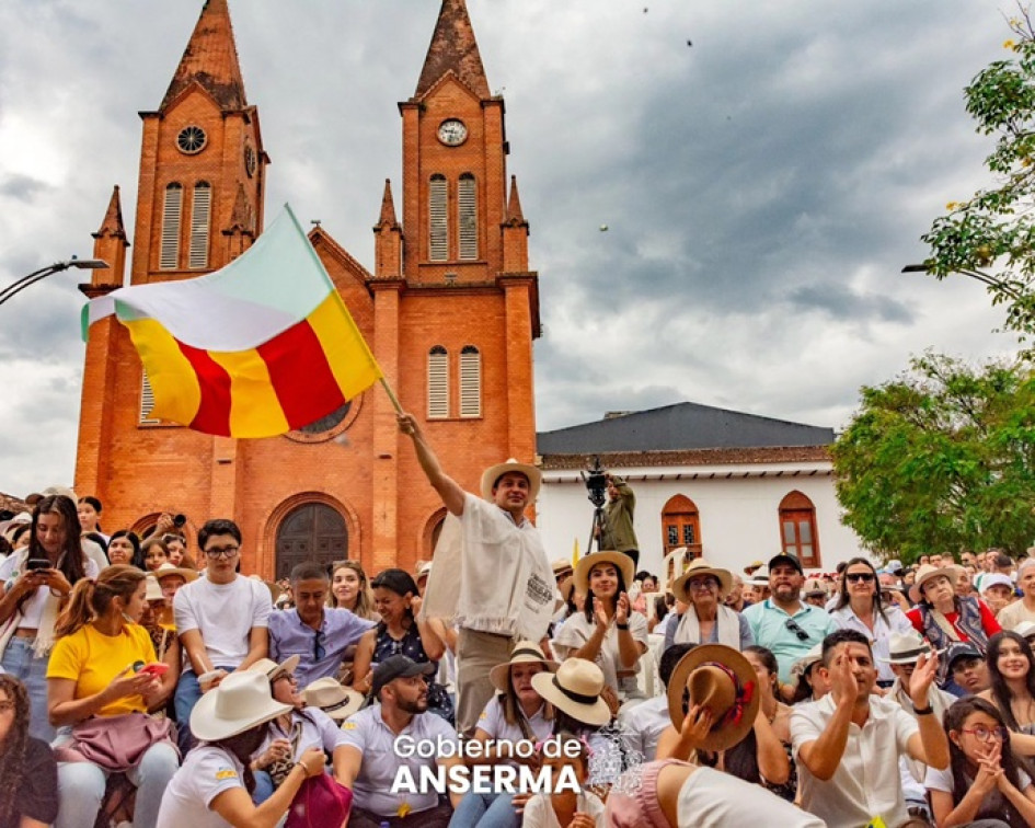 Asistentes al concurso en la Plaza Jorge Robledo de Anserma