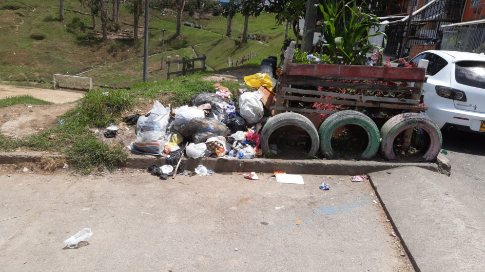 Las basuras en la cancha del barrio El Nevado.