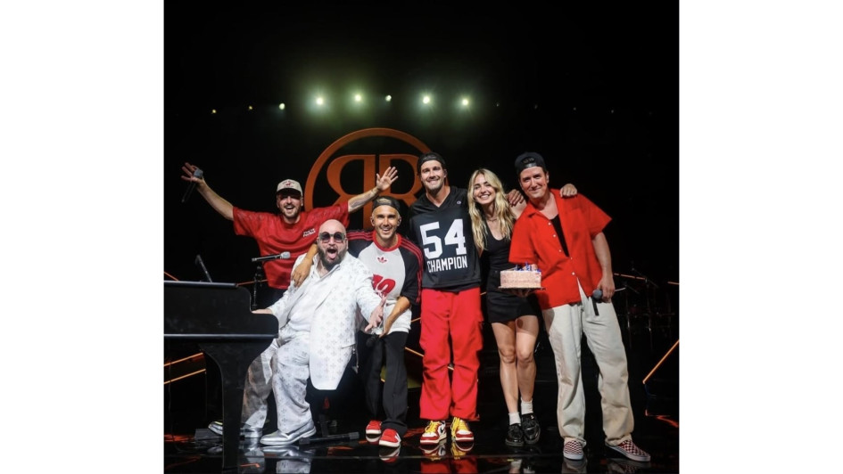 Kendall Schmidt, Carlos Pena Vega, James Maslow y Logan Henderson, integrantes de Big Time Rush junto a sus invitados en la gira Katelyn Tarver (Jo) y Sthephen Kramer (Gustavo). 