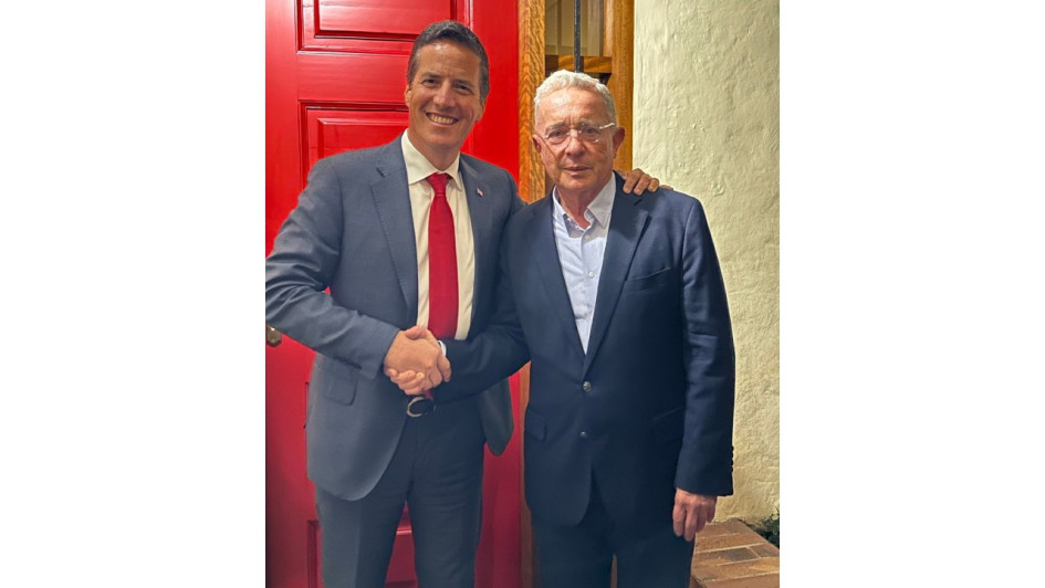 El senador estadounidense Bernie Moreno y el expresidente Álvaro Uribe Vélez. 