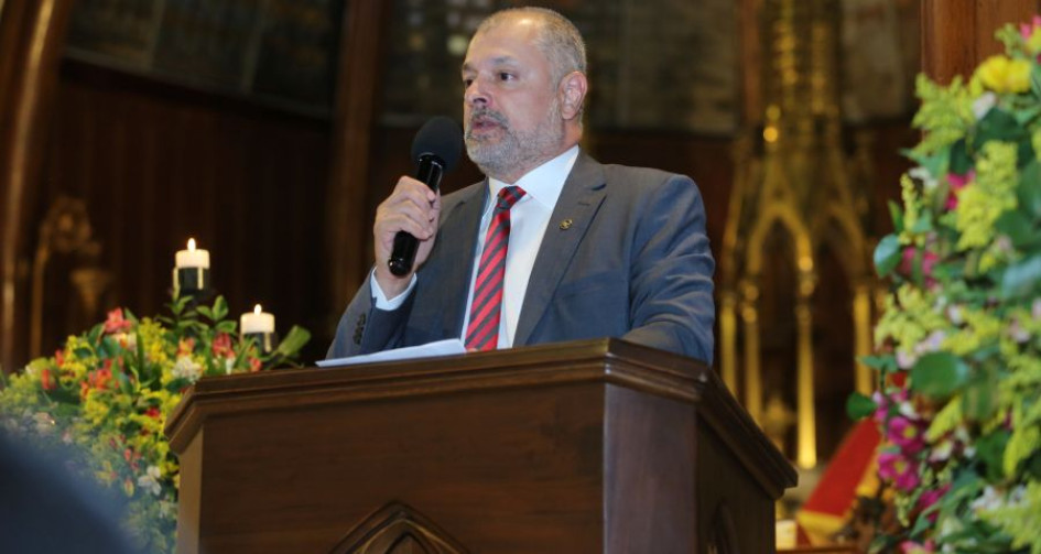 Diego Angelillis Quiceno, gerente de la Industria Licorera de Caldas, sostiene en sus manos el reconocimiento del Caldense del Año 2024.