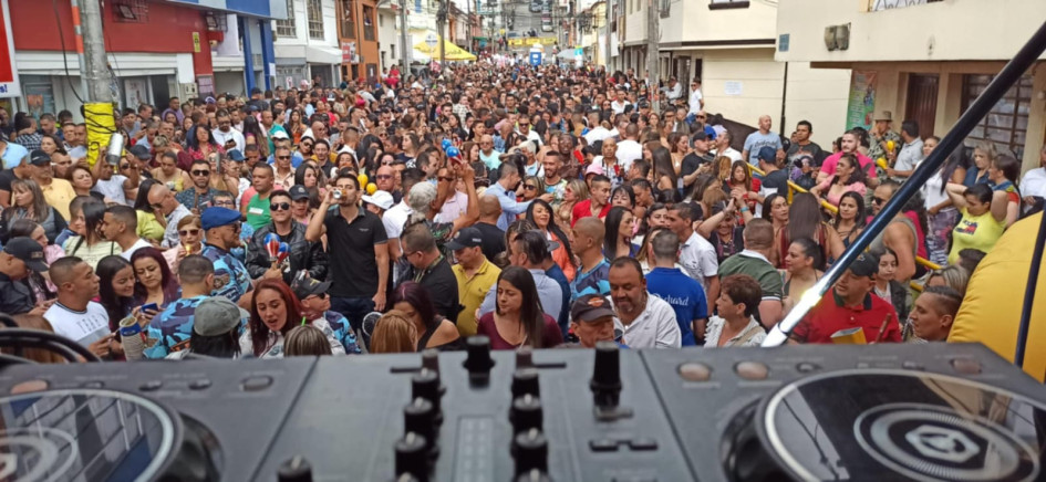 Se espera un ambiente festivo y un clima favorable para disfrutar de esta segunda noche de celebración en la mítica Calle 12 del barrio El Bosque. 