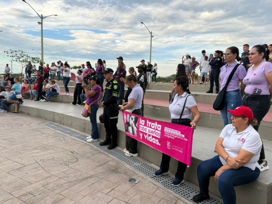 Al final de la marcha, en el malecón en La Dorada se presentó un acto cultural y obra de teatro con mensajes alusivos a la prevención de la trata de personas.