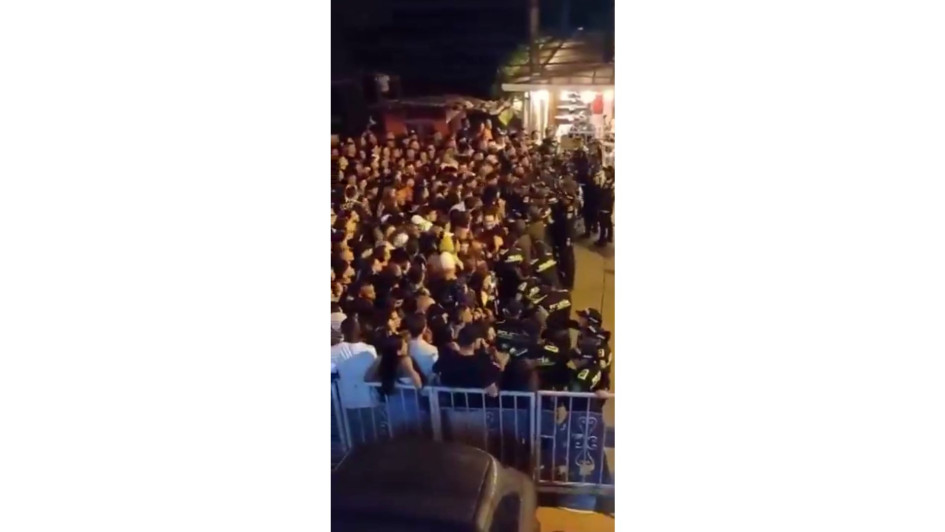 En videos en varias redes sociales se observó a muchas personas intentando ingresar a la fuerza al concierto de Arcangel en el estadio Hernán Ramírez Villegas. 