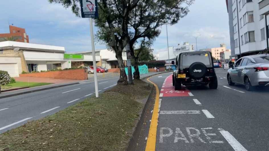 El momento en el que un vehículo invade la ciclobanda justo frente a un ciclista que la está utilizando.