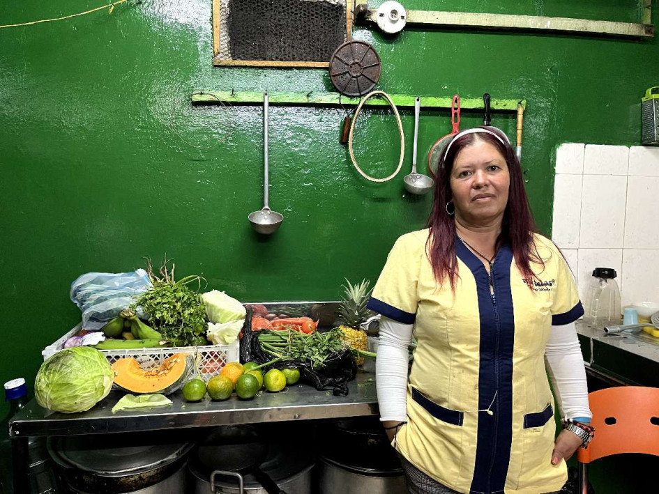 Claudia Patricia Montes Londoño posa en la cocina de su restaurante El Sazón de Chila. 
