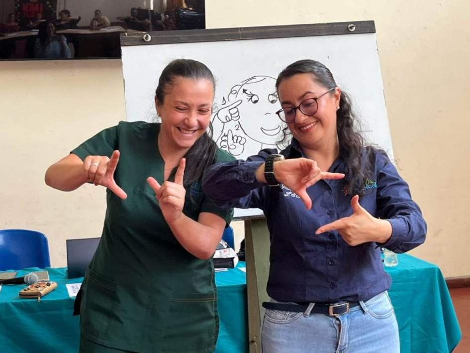 40 ciudadanos (entre docentes, cuidadores y familiares) iniciaron un curso gratuito de lengua de señas colombiana.