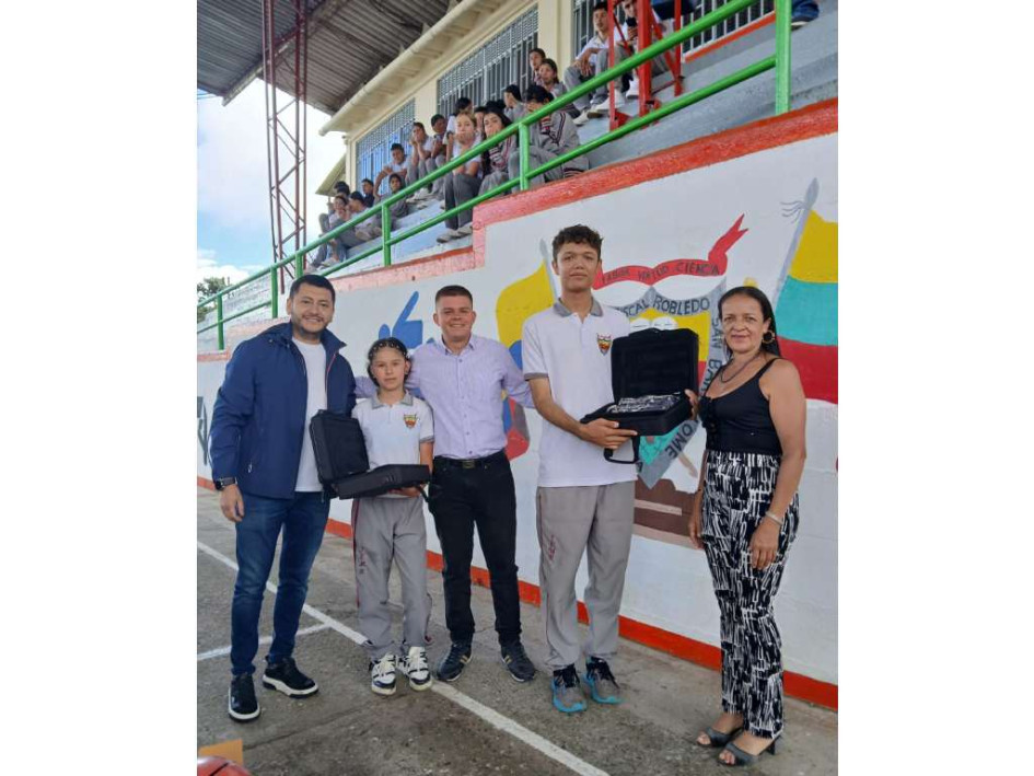 La comunidad educativa le expresó su gratitud a Oscar Julián Valencia Loaiza, por aportar a la educación pública.