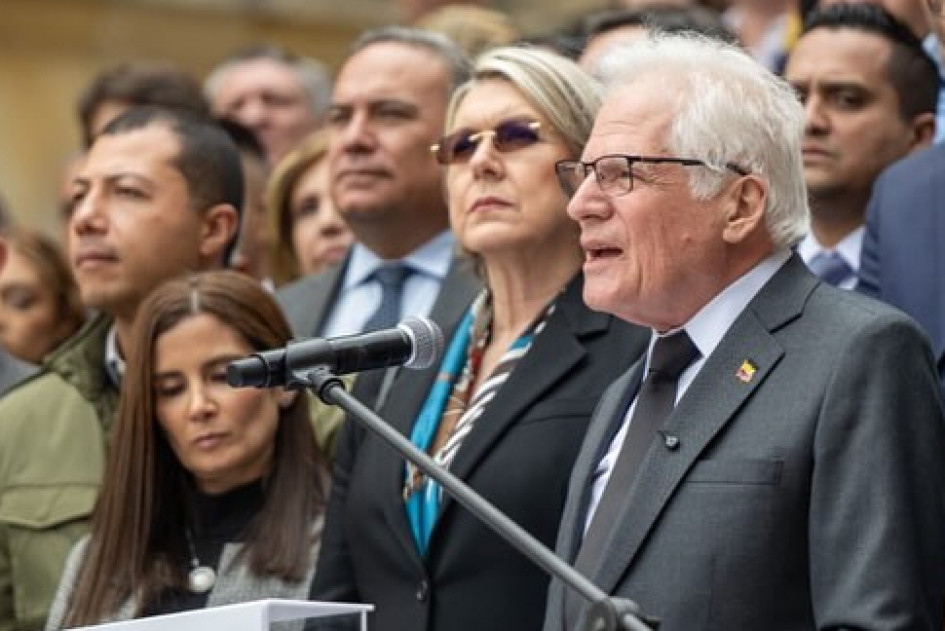 Miguel Uribe Londoño lanzó su compaña presidencial en la Plaza Núñez del Congreso de la República, en Bogotá, y junto a él estuvo la caldense Delia Jaramillo, su esposa.