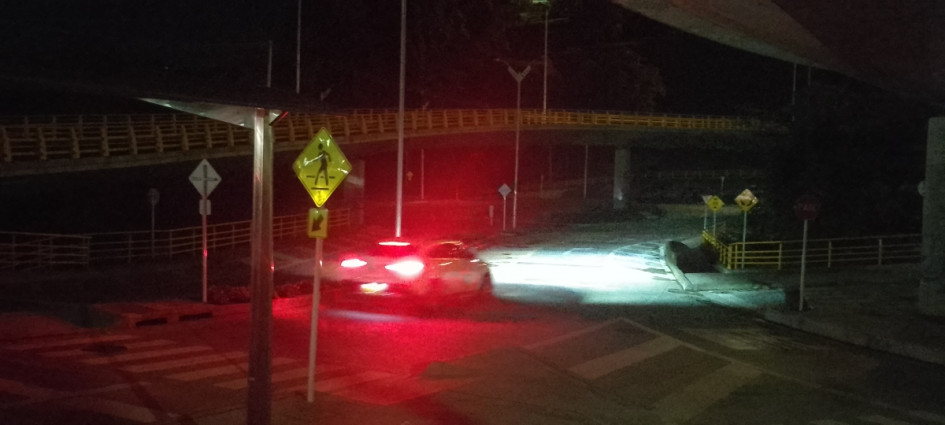 Robos repetitivos en Los Cedros, en Manizales, han afectado al alumbrado público. En agosto, ciudadanos transitaron por tres noches a oscuras. Así puede denunciar actos sospechosos.Robos repetitivos en Los Cedros, en Manizales, han afectado al alumbrado público. En agosto, ciudadanos transitaron por tres noches a oscuras. Así puede denunciar actos sospechosos.