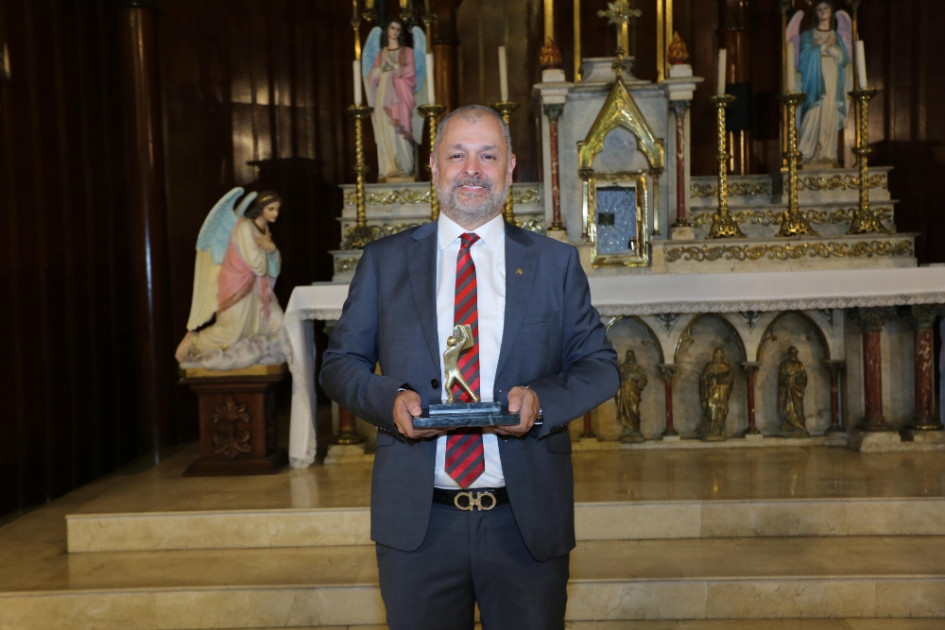 Diego Angelillis Quiceno, gerente de la Industria Licorera de Caldas, tras recibir el galardón del Caldense del Año 2024 en la Basílica Menor Inmaculada Concepción de Manizales. 