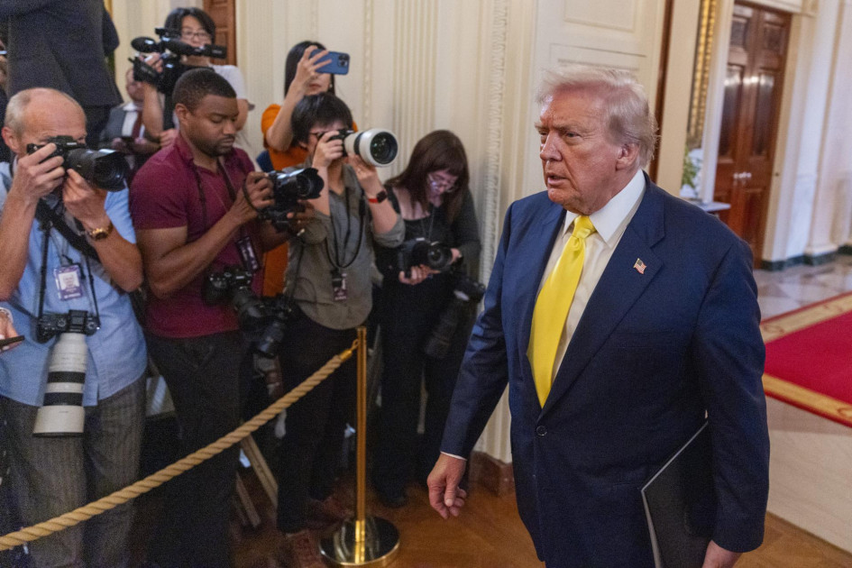 El presidente de Estados Unidos, Donald Trump, llega para pronunciar un discurso y firmar una proclamación durante una ceremonia en honor al Día Nacional del Corazón Púrpura en la Sala Este de la Casa Blanca en Washington, DC, EE. UU., el 7 de agosto del 2025.