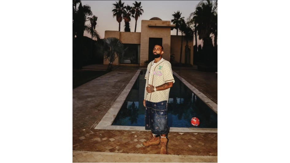 El cantante puertorriqueño, Eladio Carrión. 