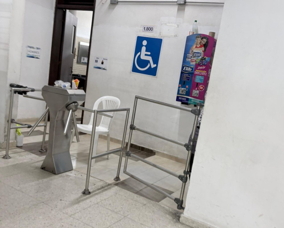 Esta es la entrada a los baños de la Terminal de Transportes de Manizales.