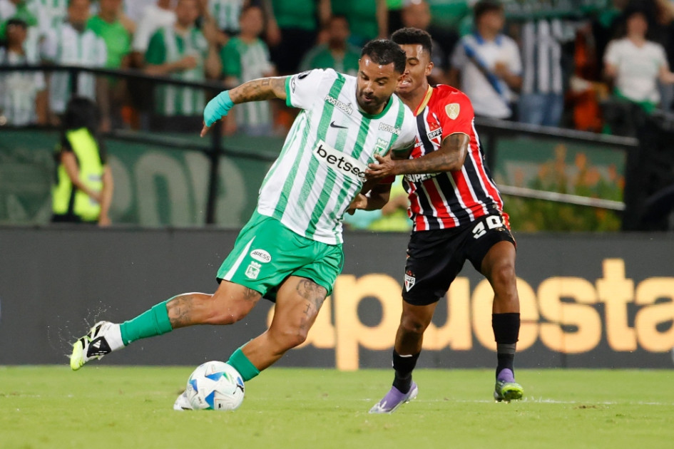 Edwin Cardona, de Nacional, disputa un balón con Marcos Antônio Silva, de Sao Paulo. El martes se enfrentaron en la Copa Libertadores y el 10 perdió dos penaltis.