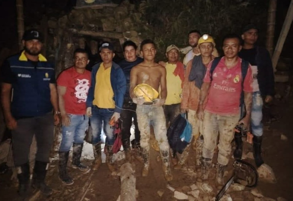 Los mineros fueron rescatados por sus compañeros.