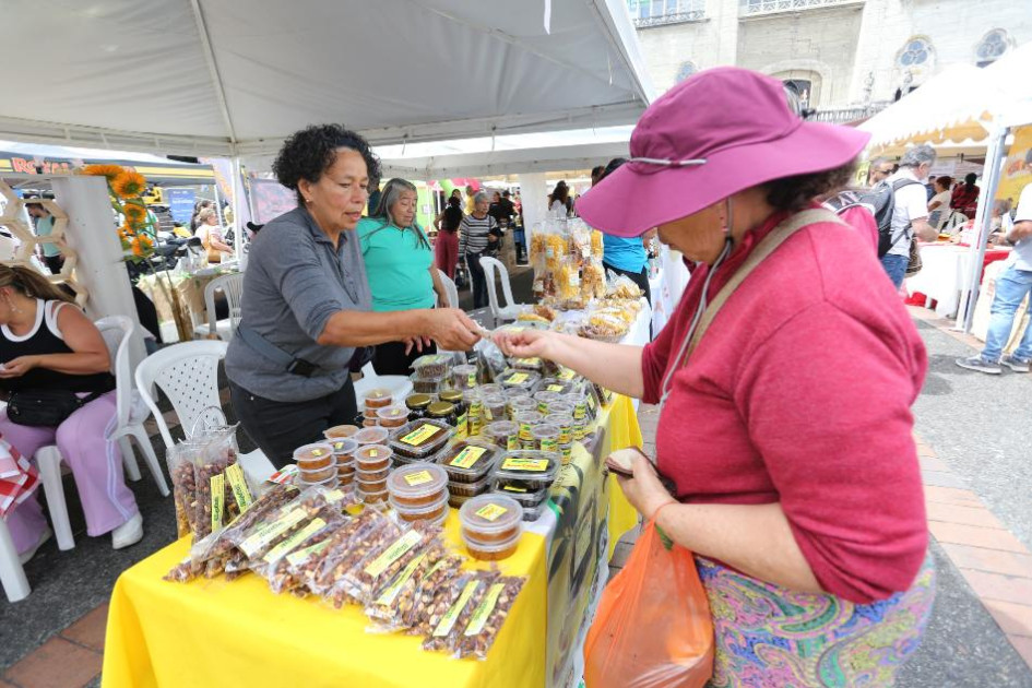 En una gran zona de abasto se convirtió la Plaza de Bolívar de Manizales.