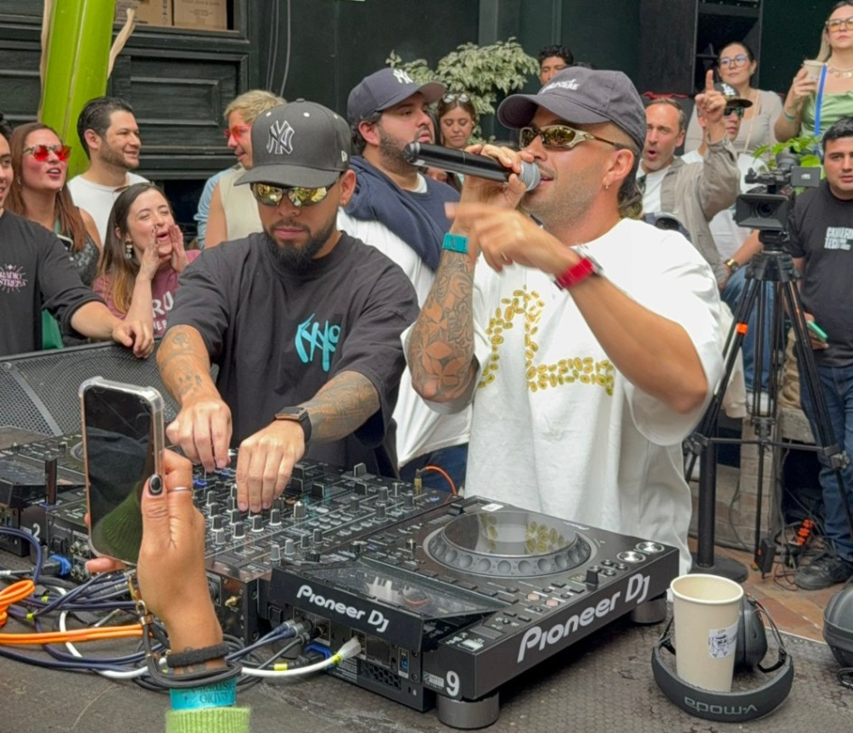 "Vi a Feid gratis a 1 metro de distancia", Bran (@brandparr) en X.