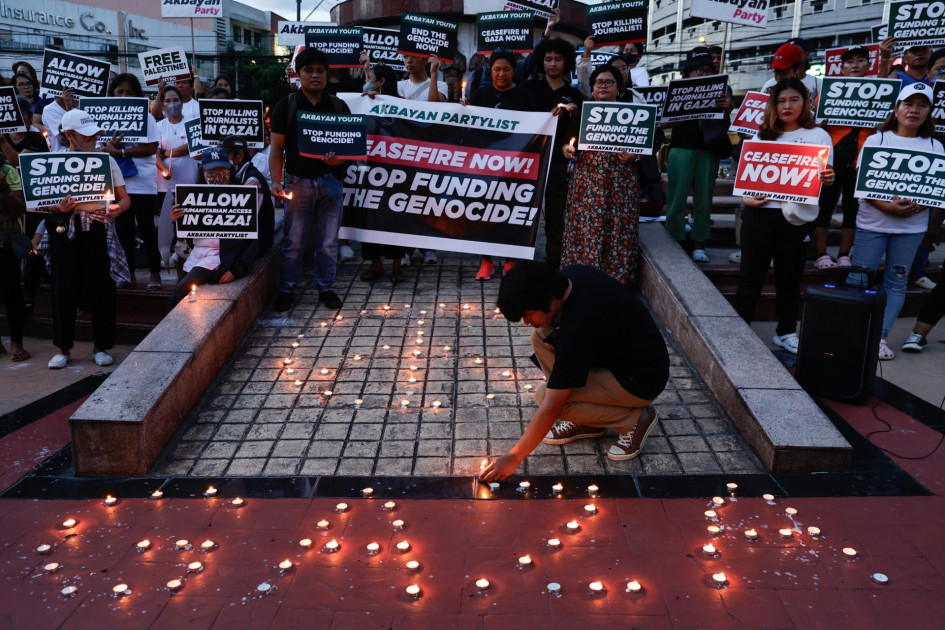 Manifestantes realizan una manifestación en solidaridad con el pueblo palestino en Ciudad Quezón, Metro Manila (Filipinas).