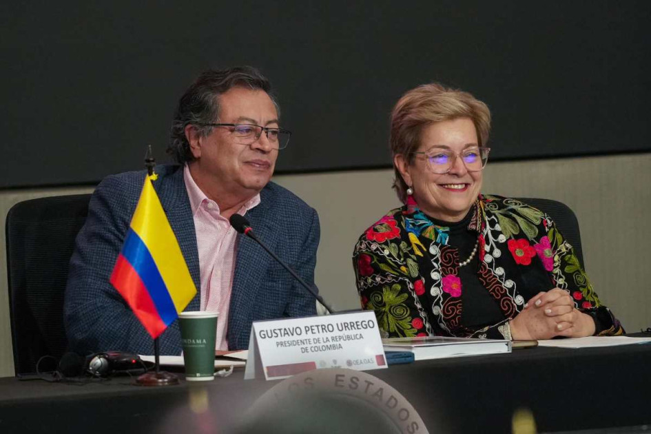 La precandidata presidencia Gloria Inés Ramírez Ríos junto al presidente de Colombia, Gustavo Petro. 