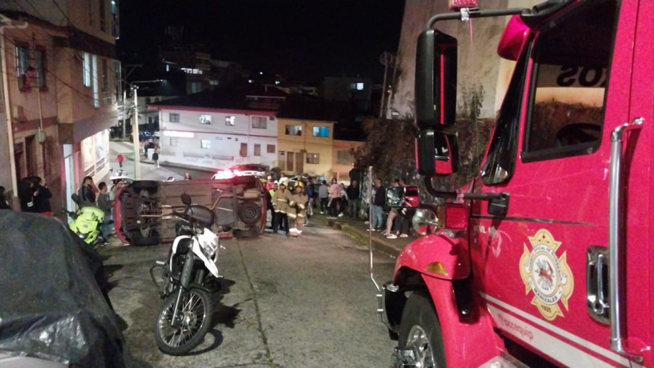 El carro volcado cerca del cementerio .