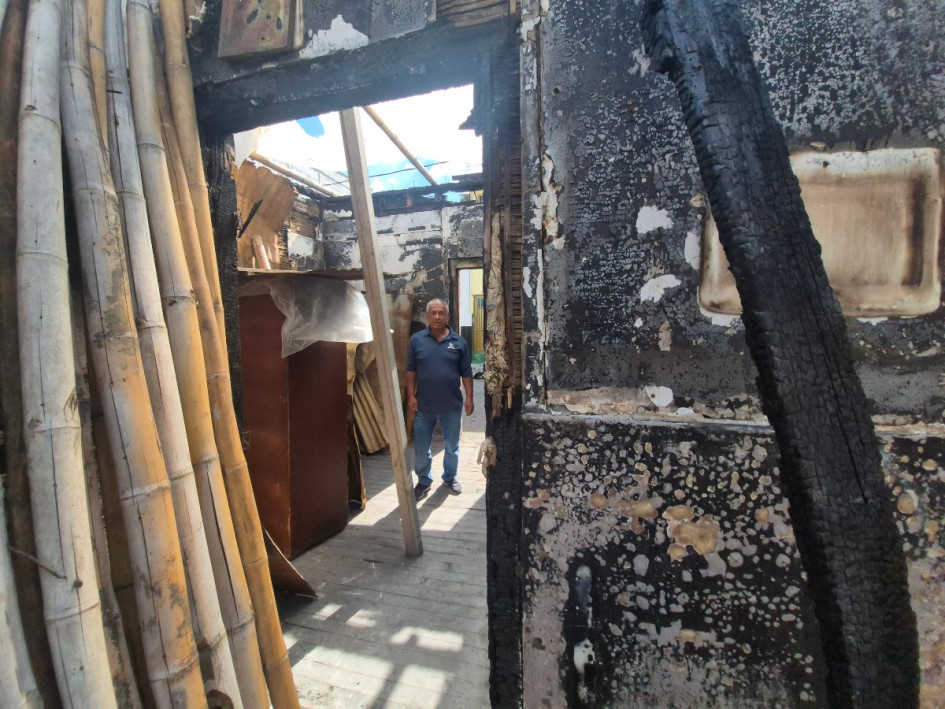 Fernando Villada vive entre los escombros con su familia. Dice que la ayuda ha sido casi nula y necesita materiales para levantar su casa.