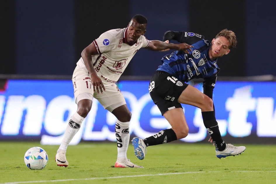 Mateo Carabajal (d) de Independiente disputa el balón con Cristian Penilla de Mushuc en un partido de los octavos de final de la Copa Sudamericana.